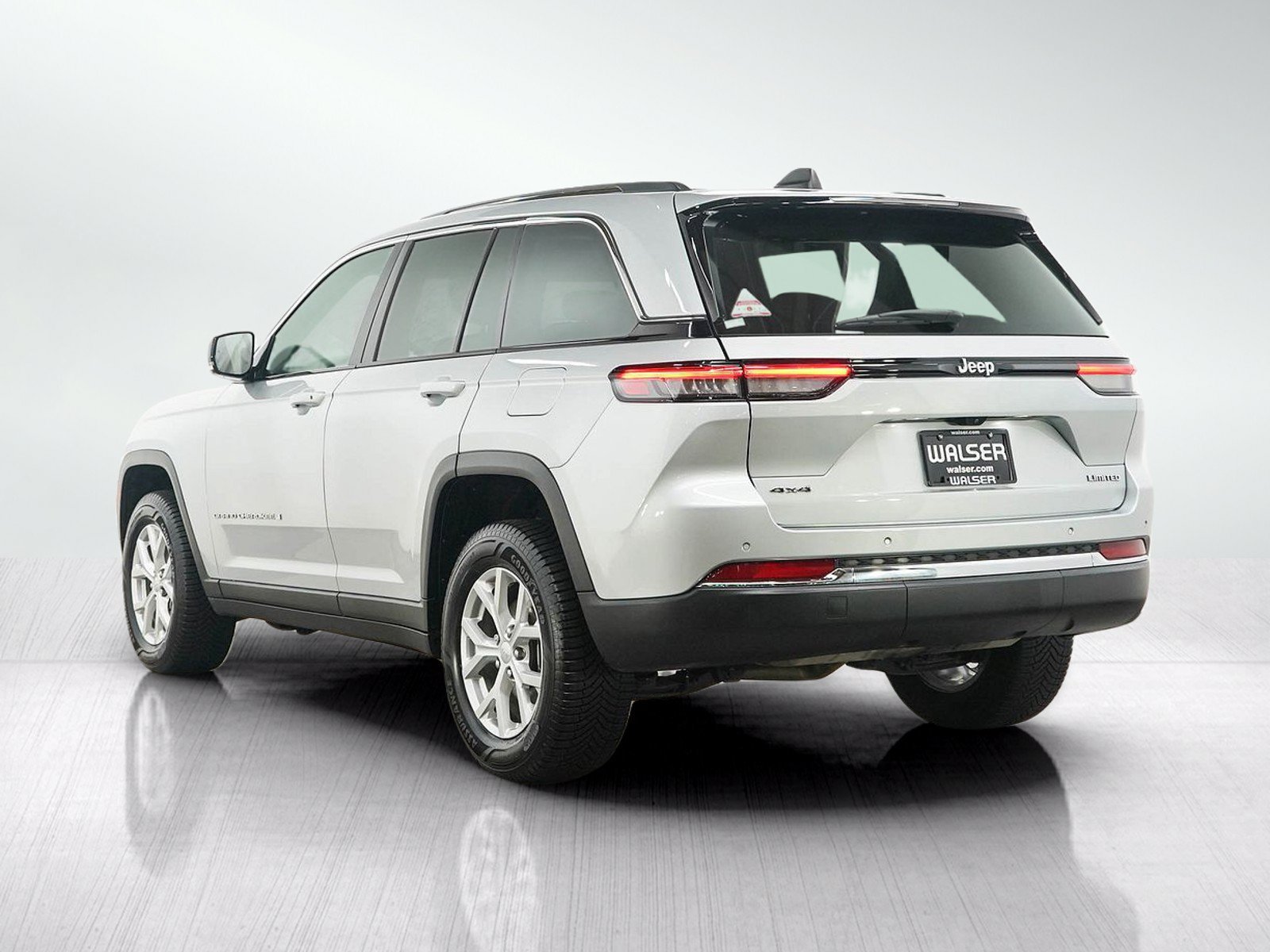 Used 2023 Jeep Grand Cherokee Limited AWD/4WD image 3