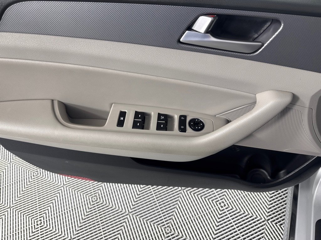 Used 2016 Hyundai Sonata SE image 12