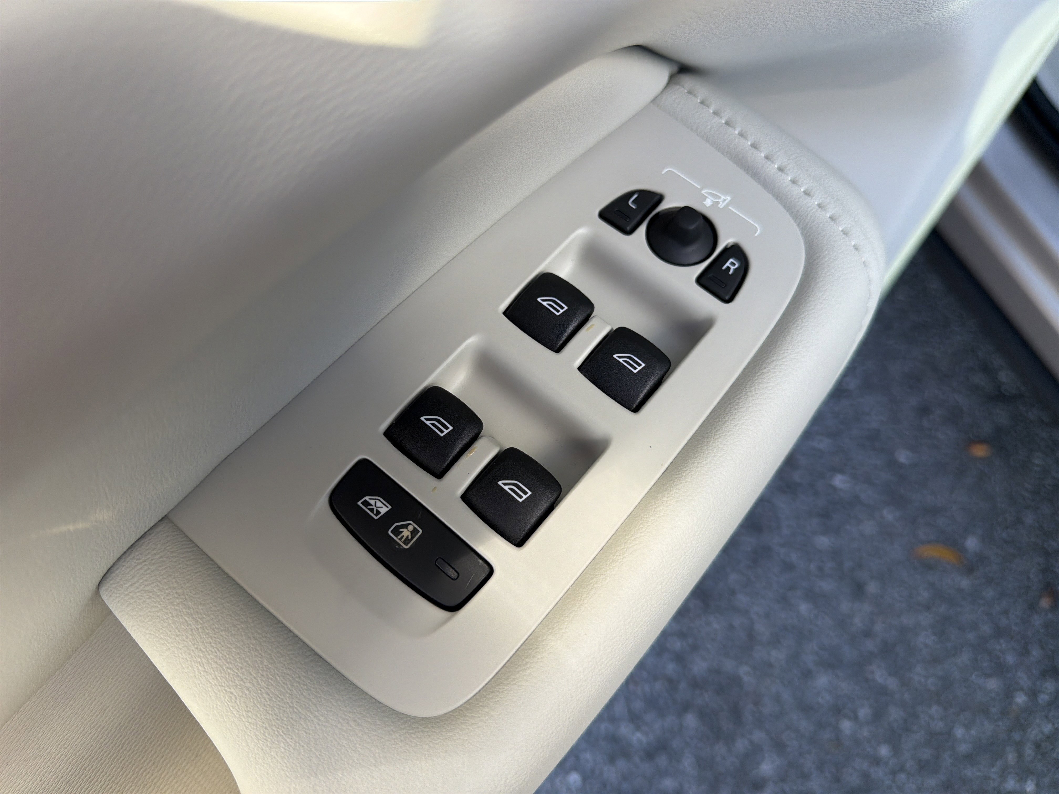 Used 2026 Volvo XC60 B5 Ultra w/ Protection Package Premier image 15