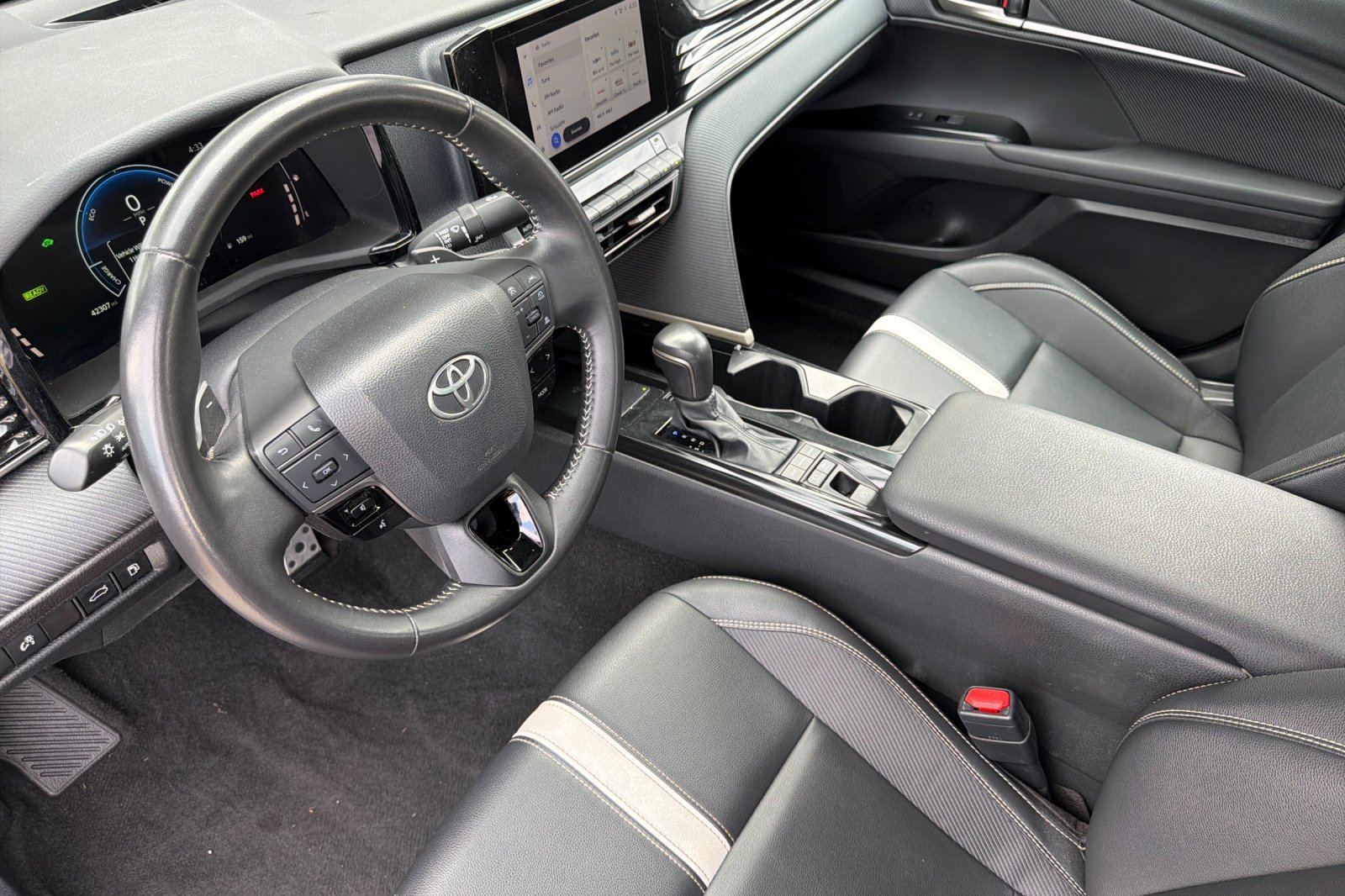 Used 2025 Toyota Camry SE FWD image 12
