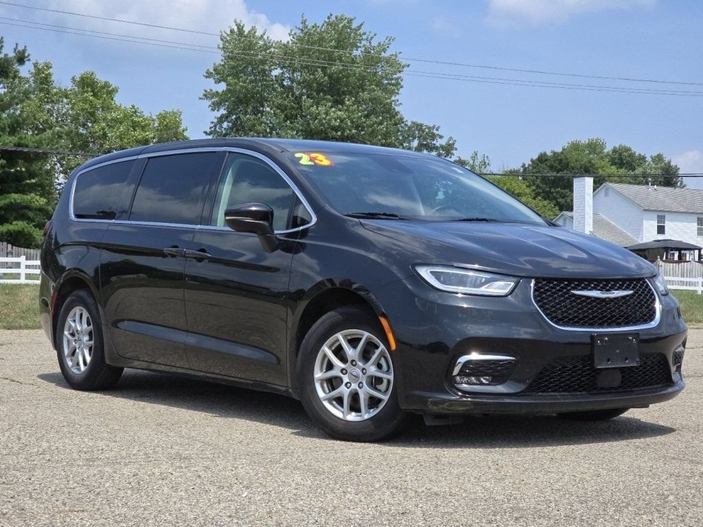 Used 2023 Chrysler Pacifica Touring-L FWD image 2