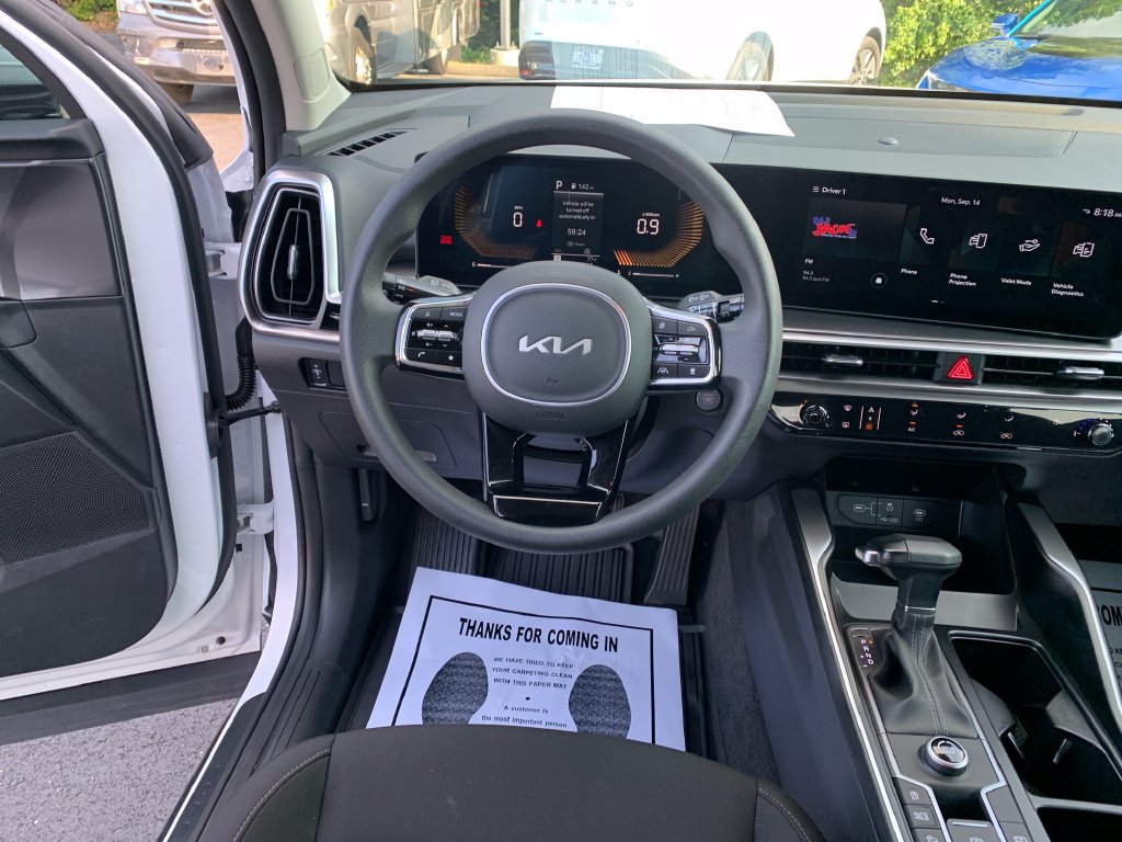 Used 2025 Kia Sorento LX FWD image 12