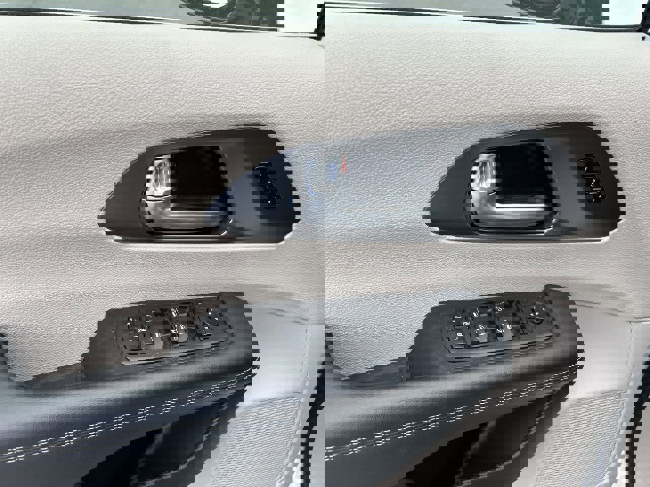 Used 2024 Chrysler Pacifica Touring-L image 19