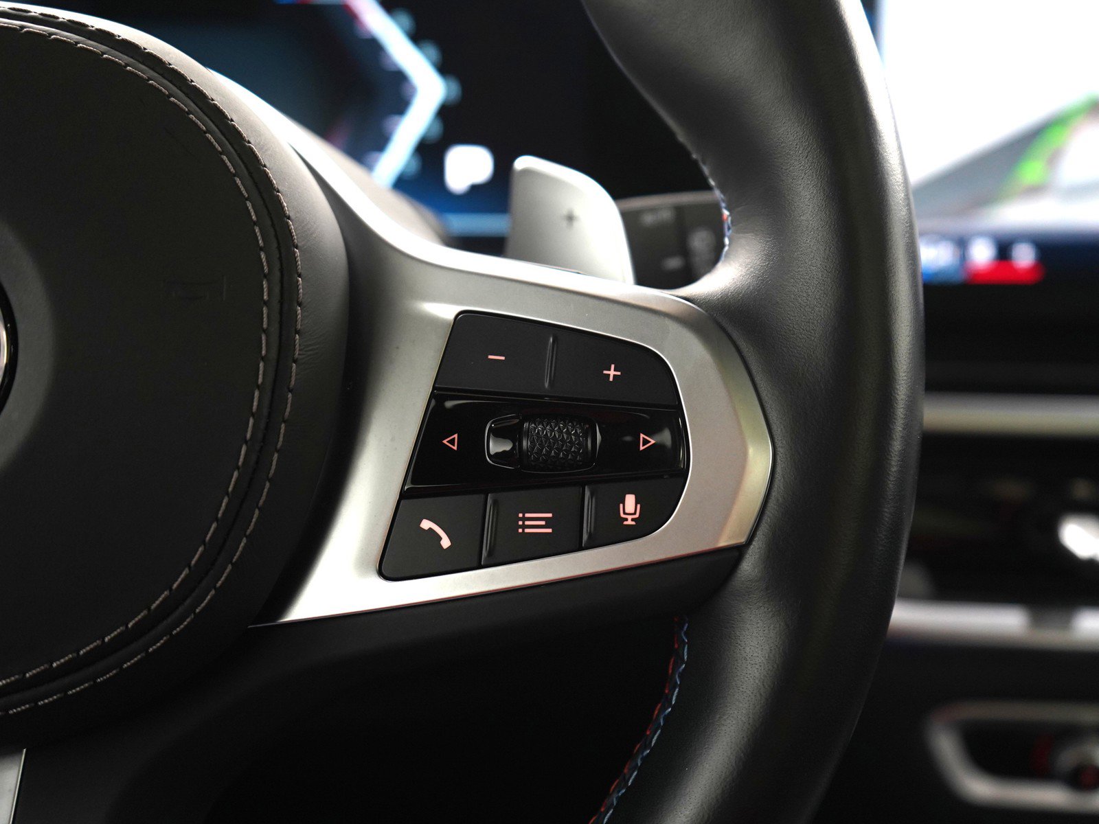 Used 2024 BMW X7 M60i w/ Climate Comfort Package image 30