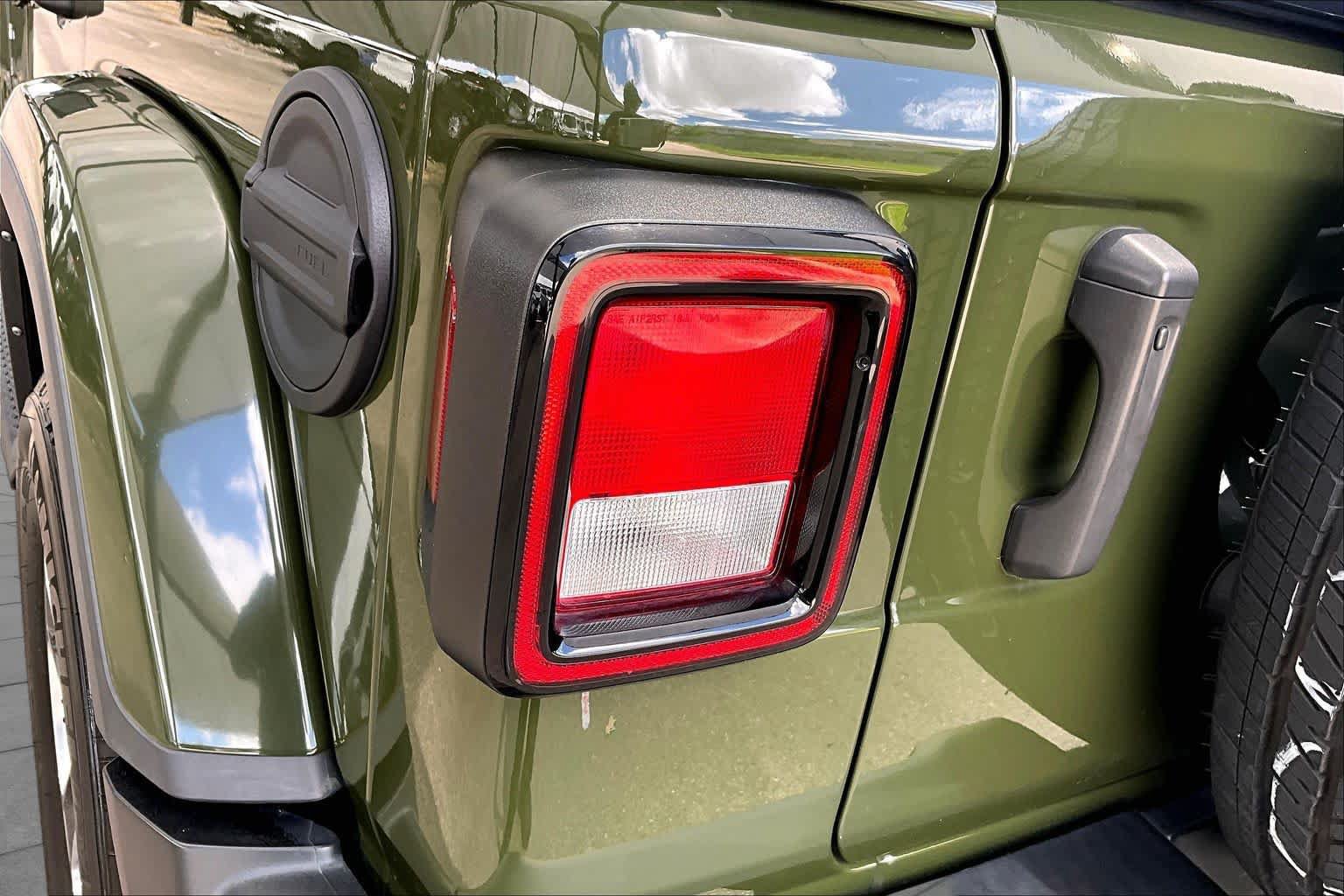 Used 2022 Jeep Wrangler Unlimited Sahara AWD/4WD image 28