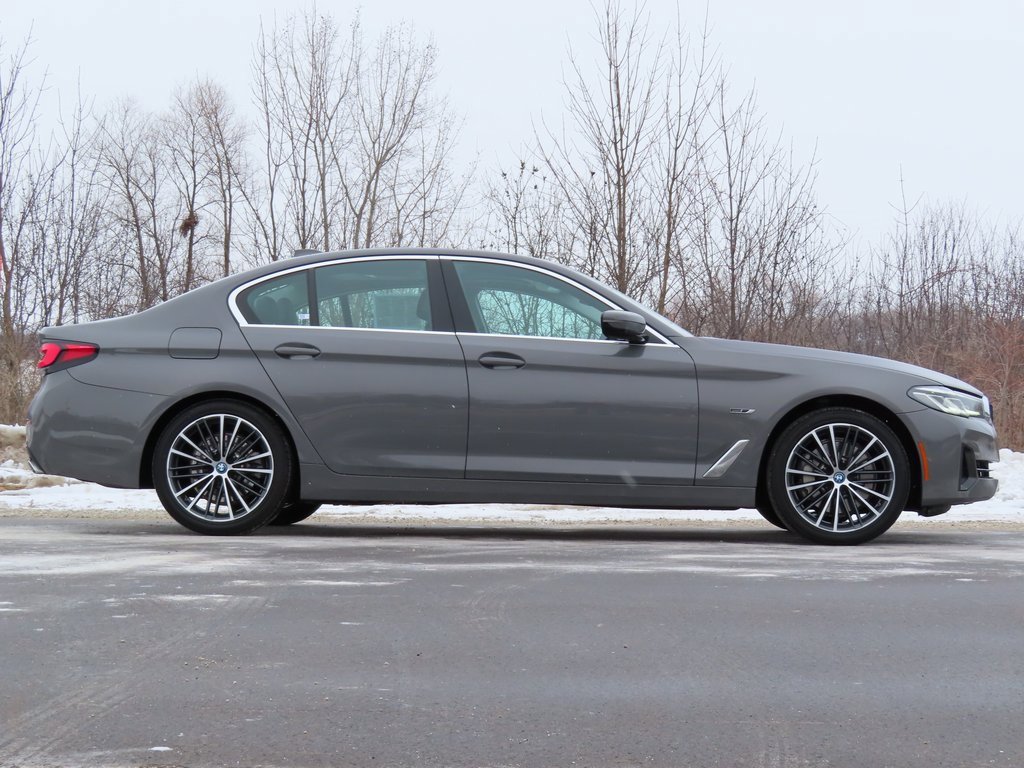 Used 2022 BMW 530e xDrive w/ Premium Package image 2