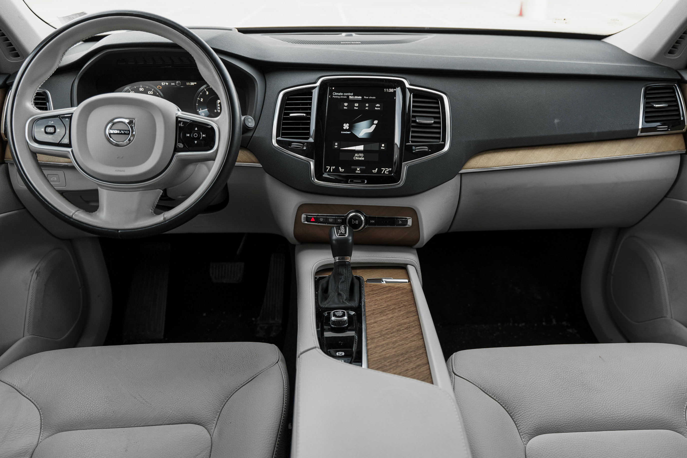 Used 2022 Volvo XC90 T6 Momentum w/ Advanced Package image 8