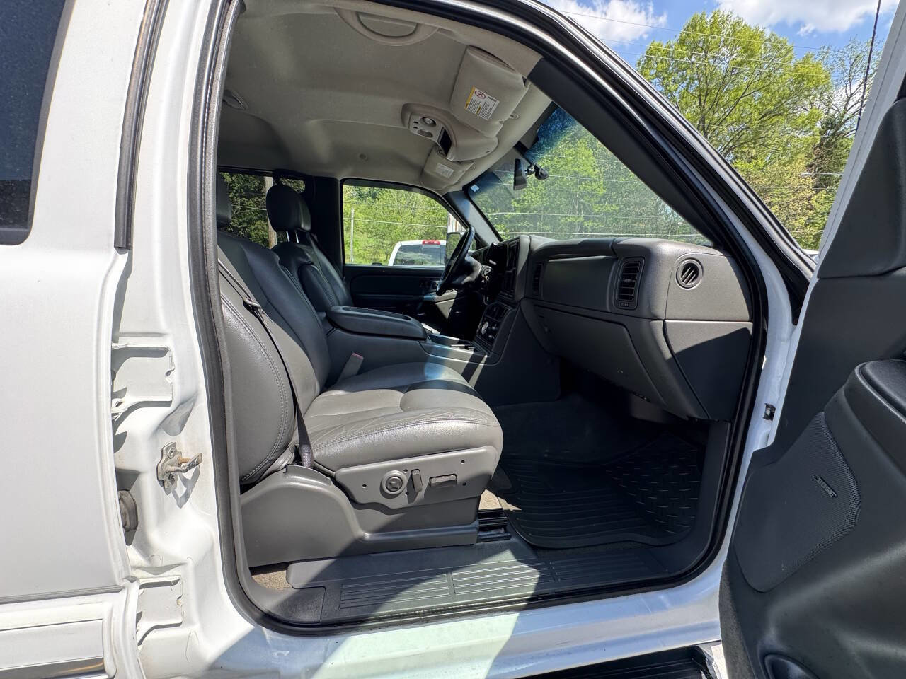 Used 2005 Chevrolet Silverado 2500 LT w/ Skid Plate Package AWD/4WD image 27