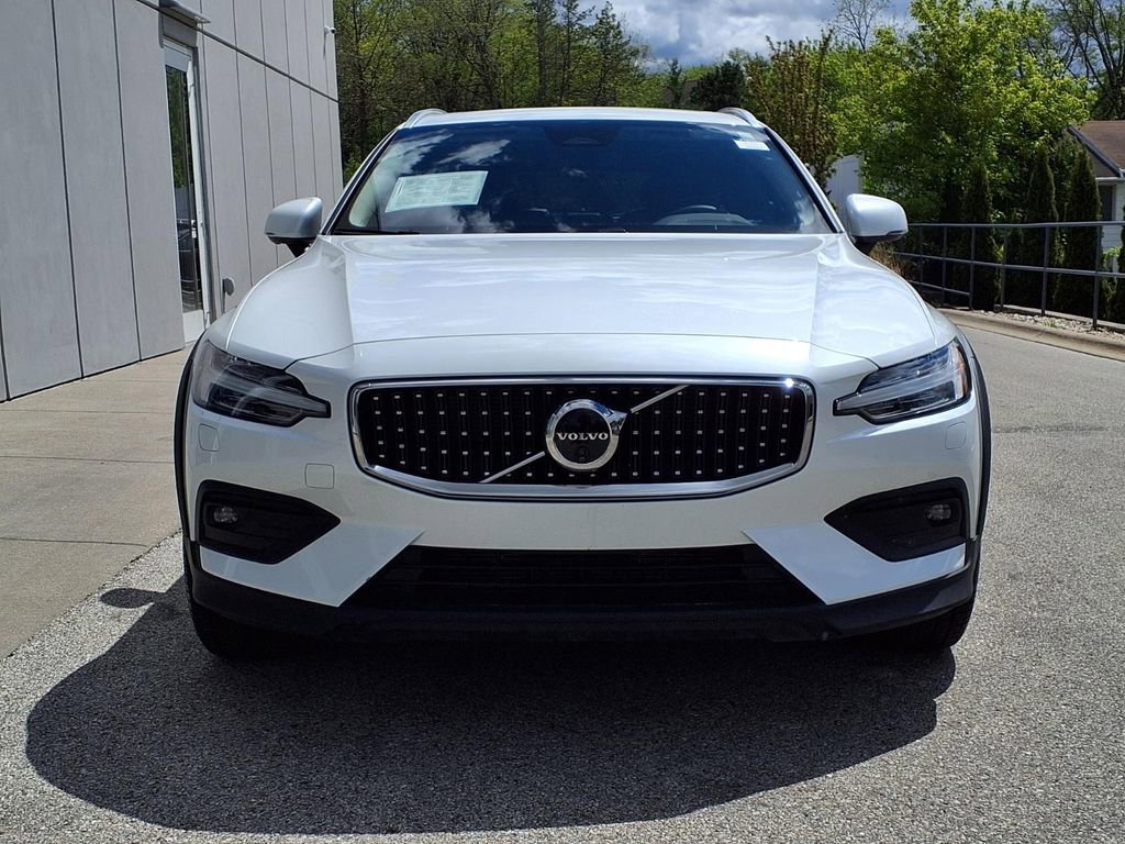 Certified 2025 Volvo V60 B5 Cross Country Plus AWD/4WD image 2