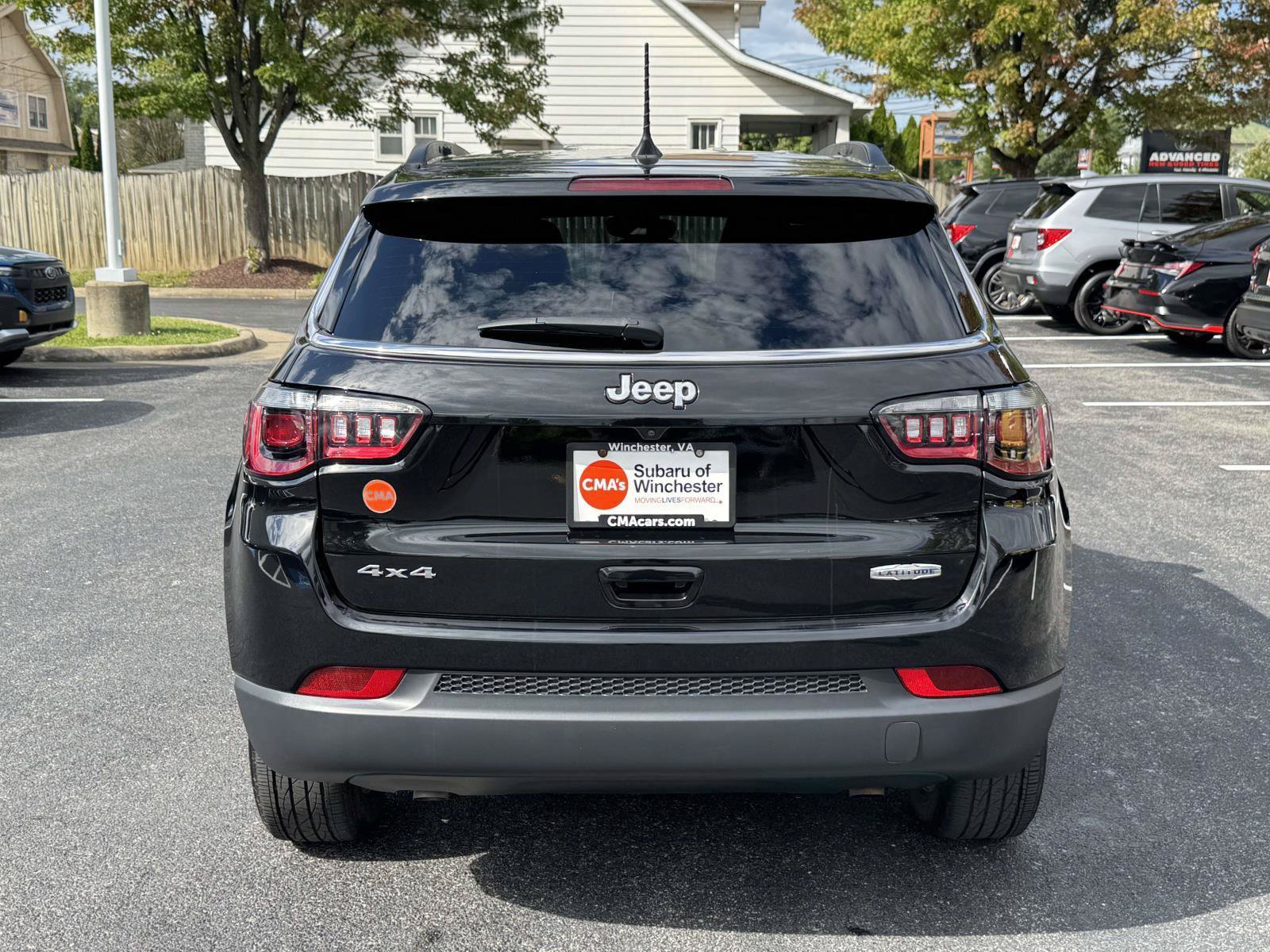 Used 2025 Jeep Compass Latitude w/ Convenience Group AWD/4WD image 3