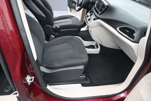 Used 2022 Chrysler Voyager LX FWD image 26