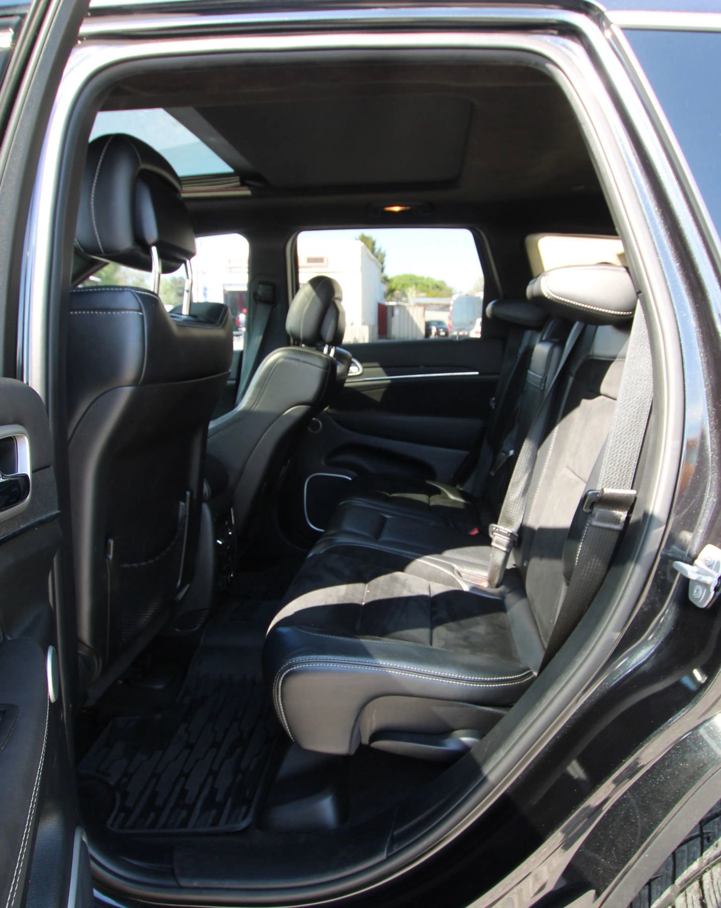 Used 2015 Jeep Grand Cherokee SRT w/ Luxury Group II AWD/4WD image 11