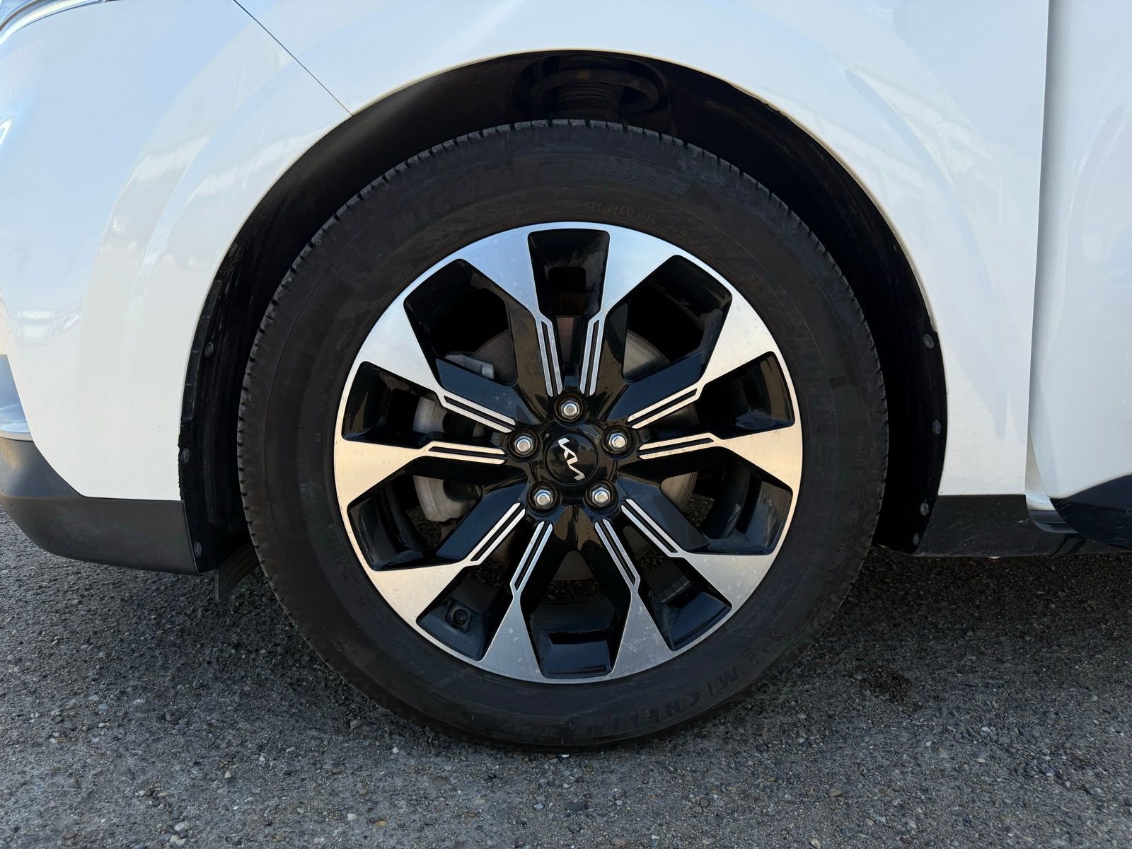 Used 2022 Kia Carnival EX FWD image 16
