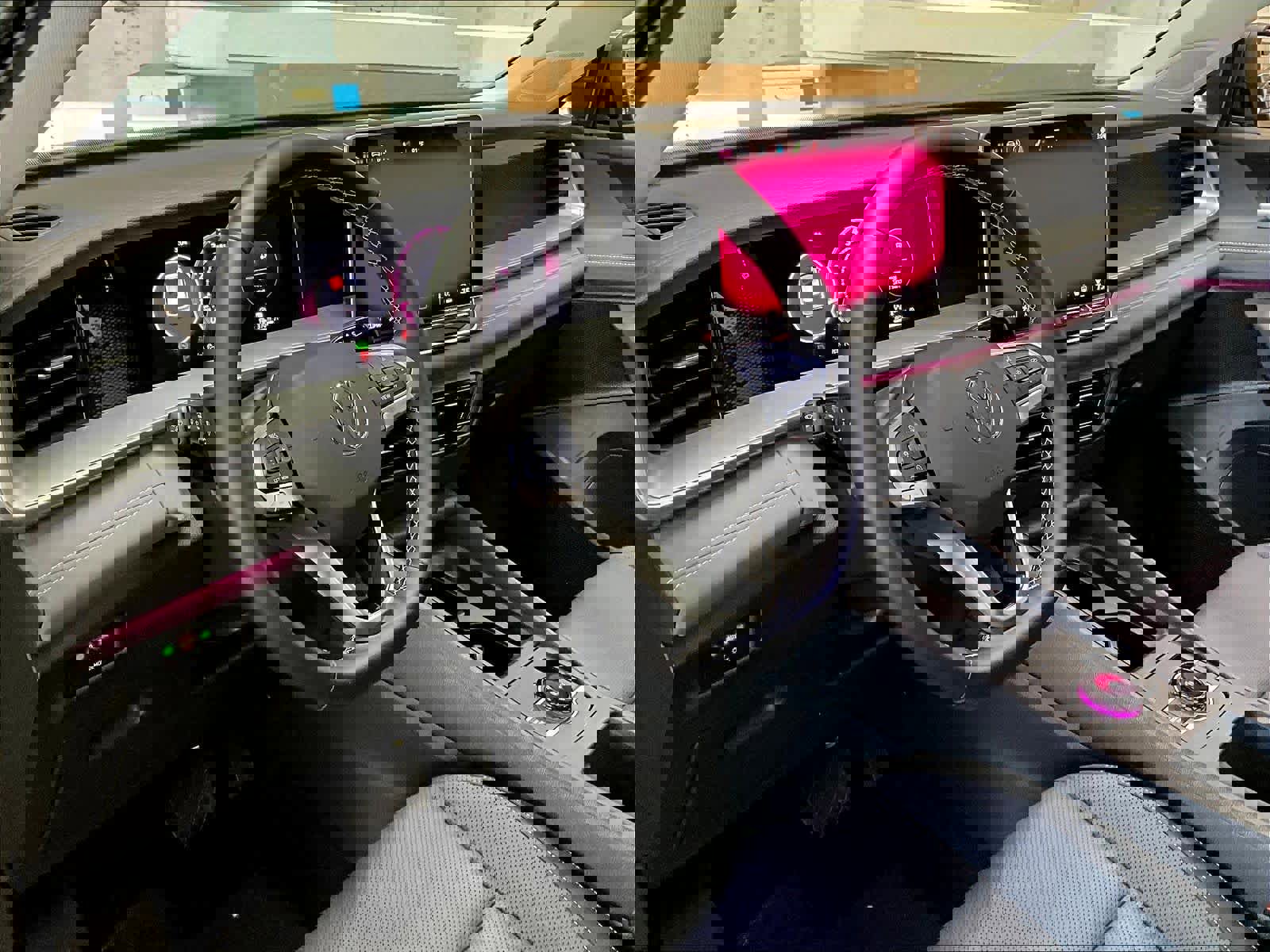 Used 2025 Volkswagen Tiguan SE w/ Panoramic Sunroof Package image 15