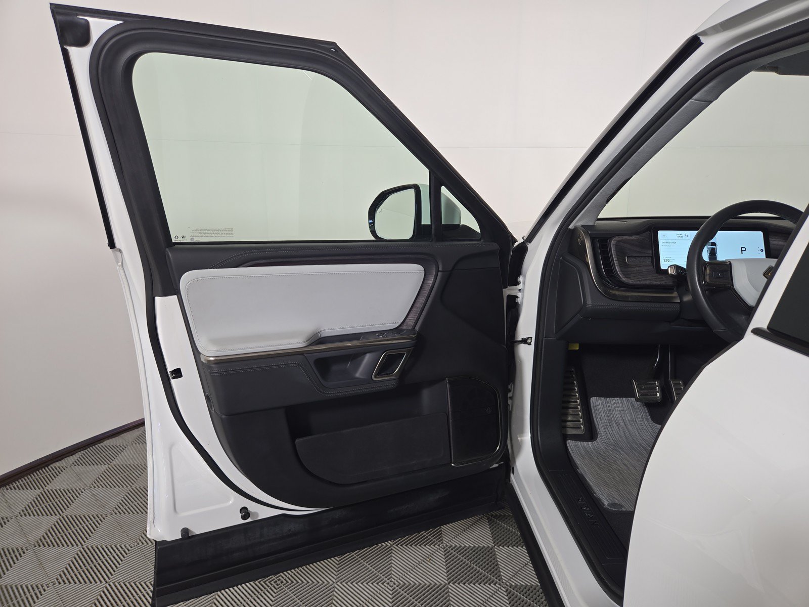 Used 2024 Rivian R1T Adventure AWD/4WD image 16