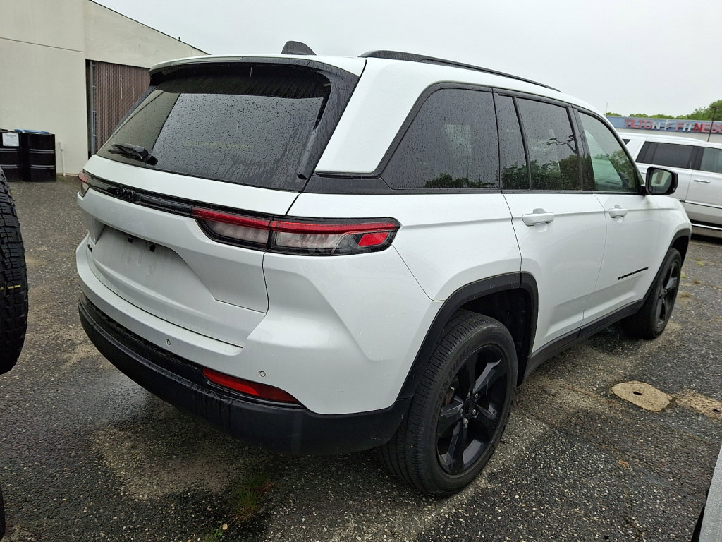 Used 2023 Jeep Grand Cherokee Altitude AWD/4WD image 4