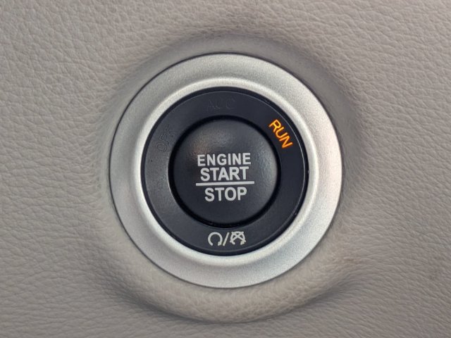 Used 2024 Chrysler Pacifica Limited FWD image 33