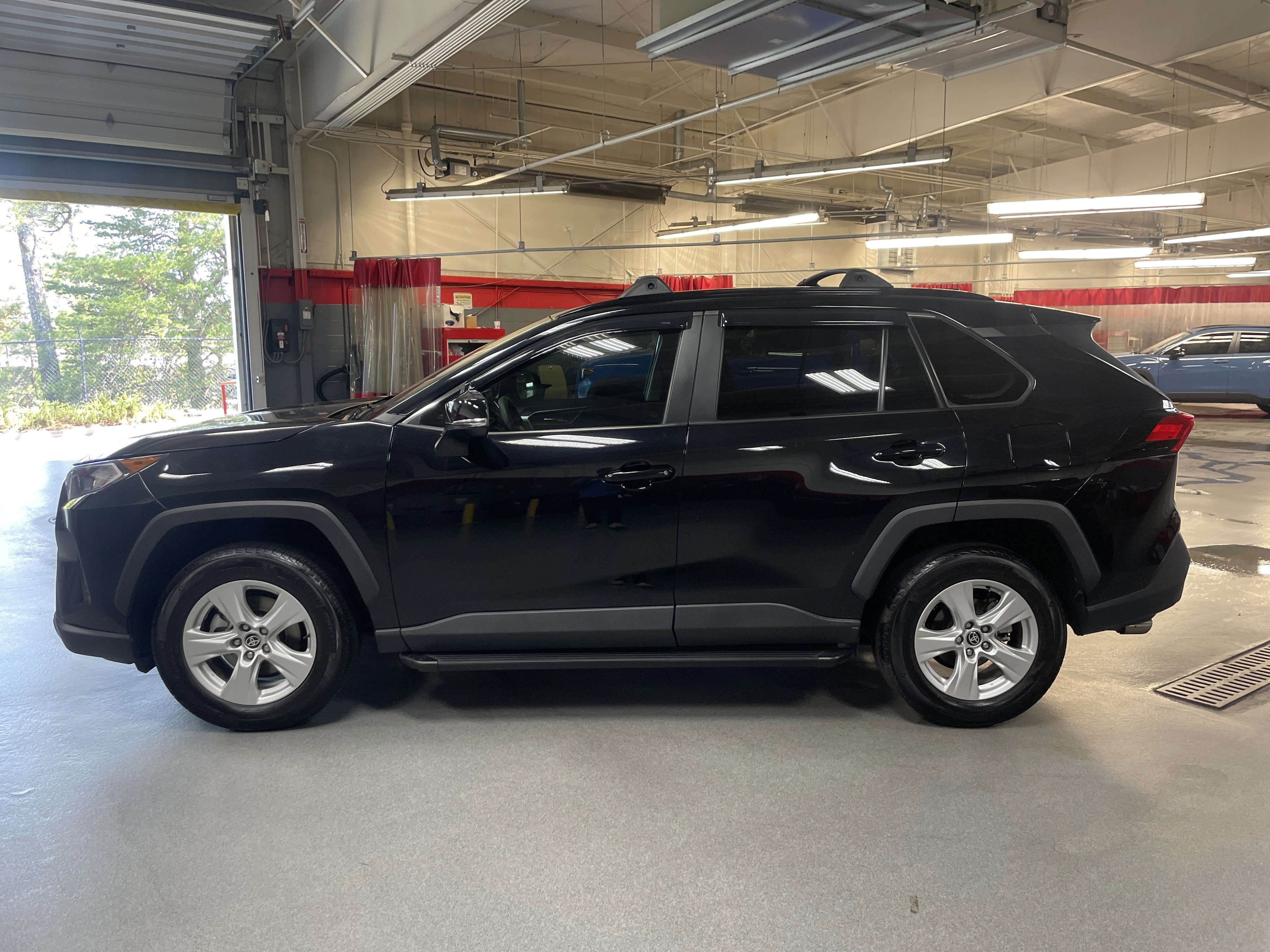 Used 2021 Toyota RAV4 XLE w/ Convenience Package FWD image 7