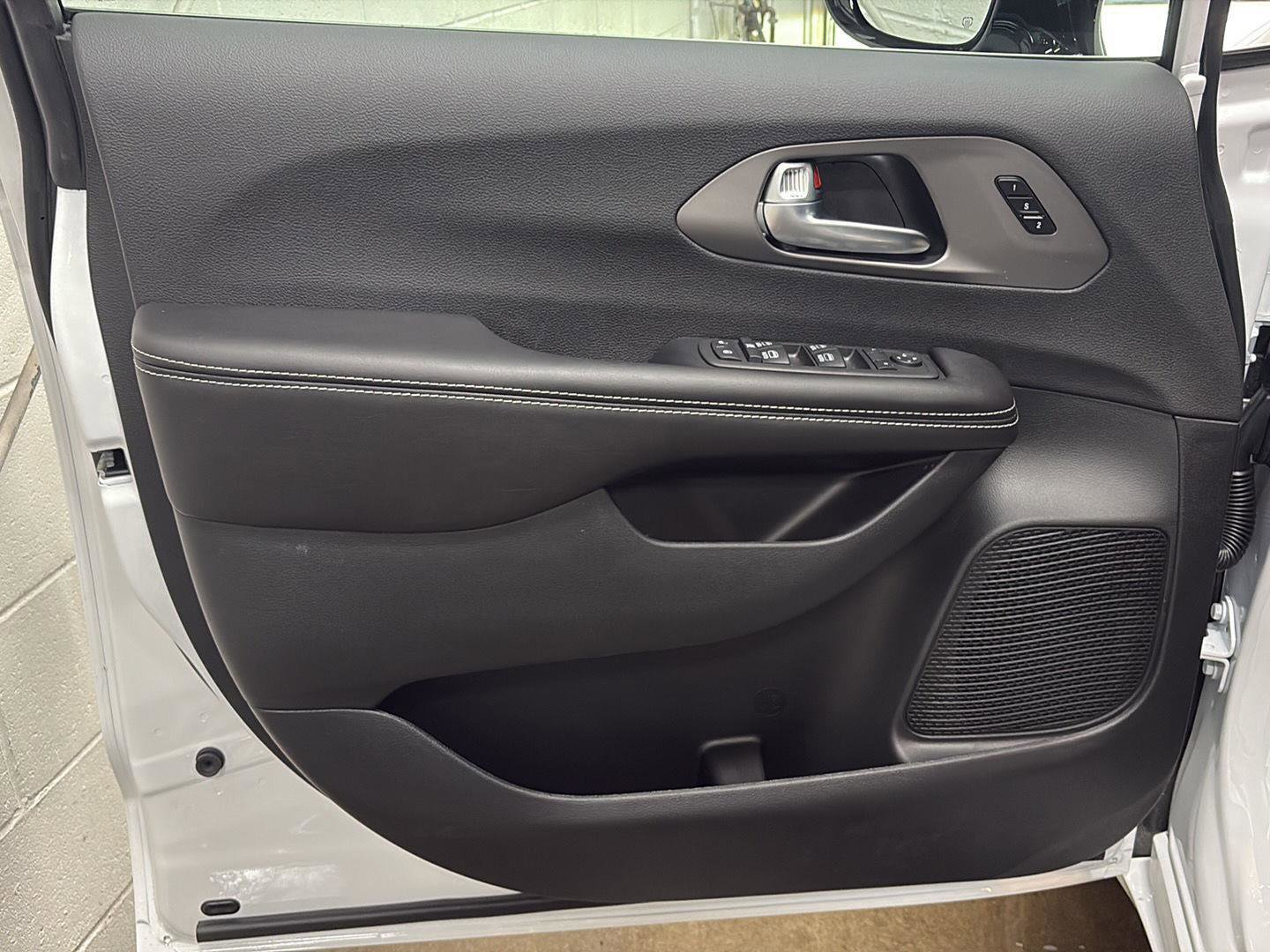 New 2027 Chrysler Pacifica Select FWD image 4