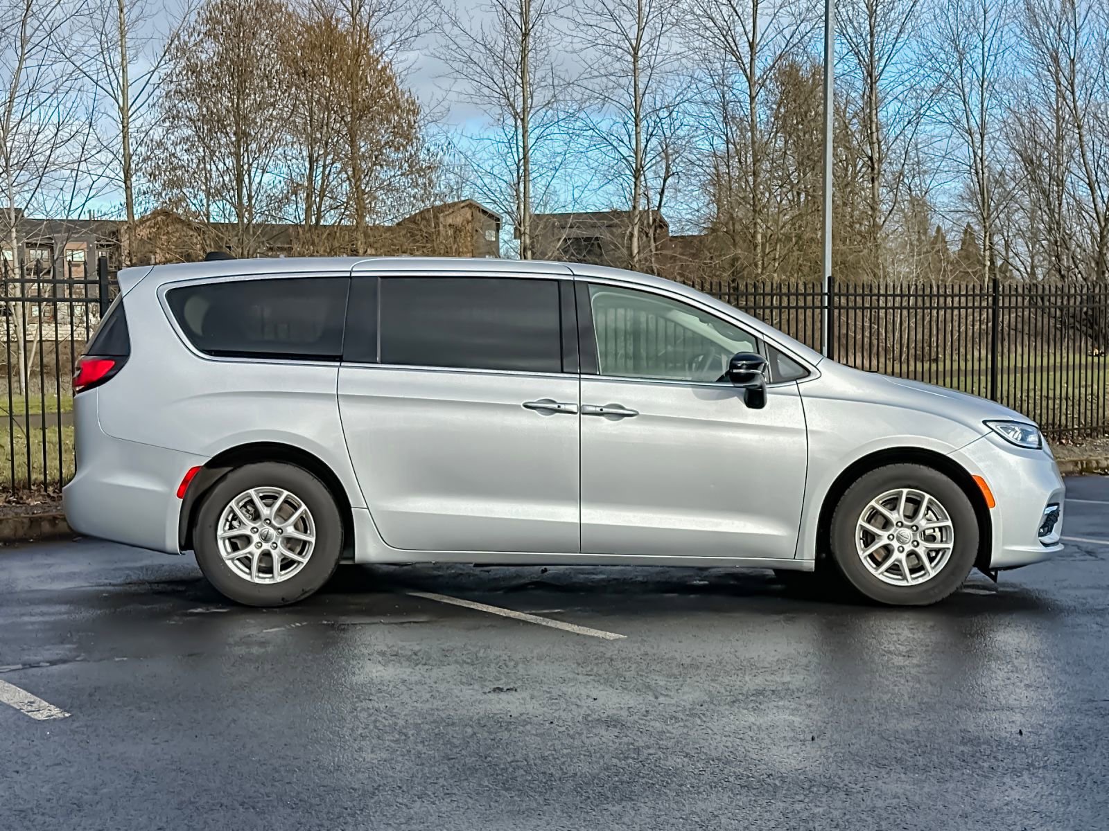 Used 2024 Chrysler Pacifica Touring-L image 3