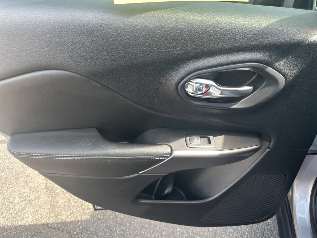 Used 2019 Jeep Cherokee Latitude Plus w/ Comfort/Convenience Group AWD/4WD image 21