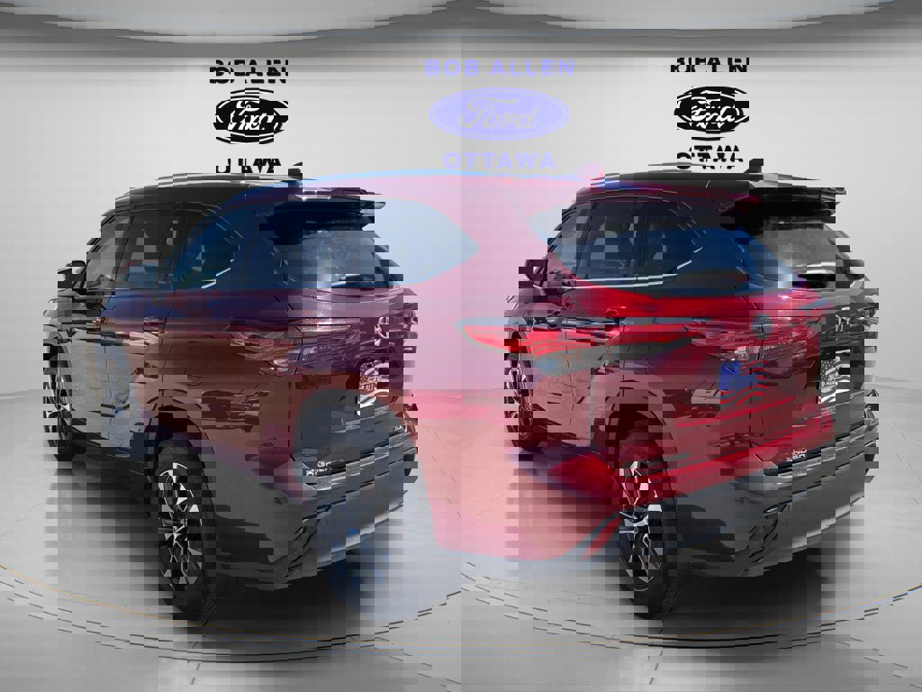 Used 2020 Toyota Highlander XLE image 11