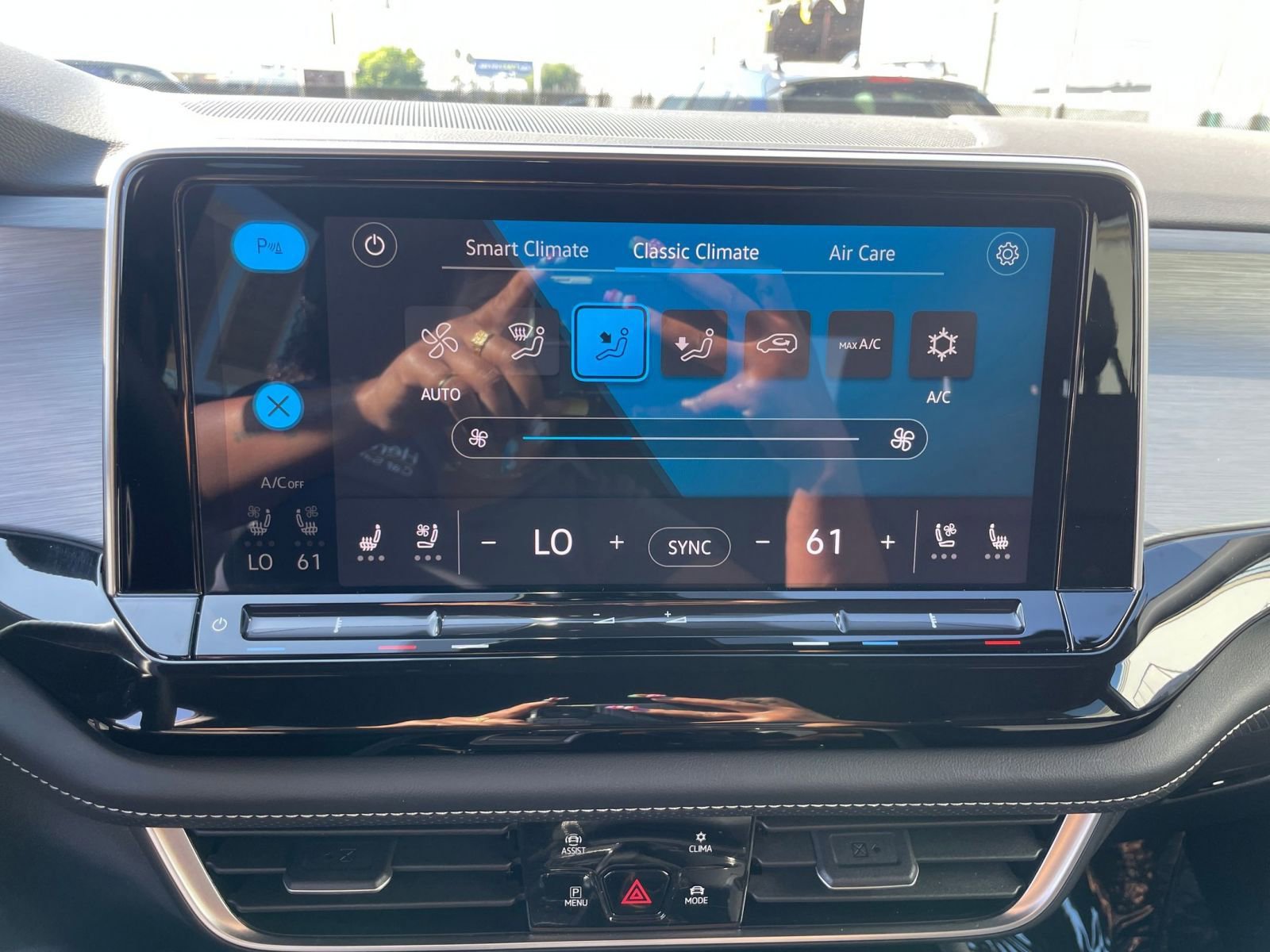 Used 2025 Volkswagen Atlas Cross Sport SE image 21