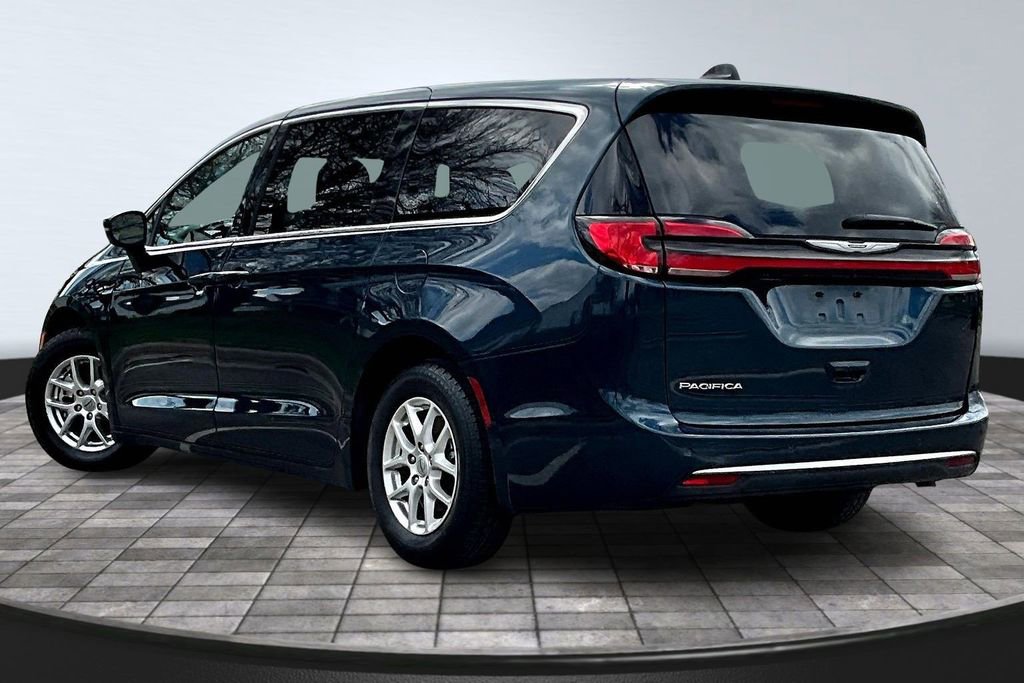 Used 2023 Chrysler Pacifica Touring-L FWD image 4