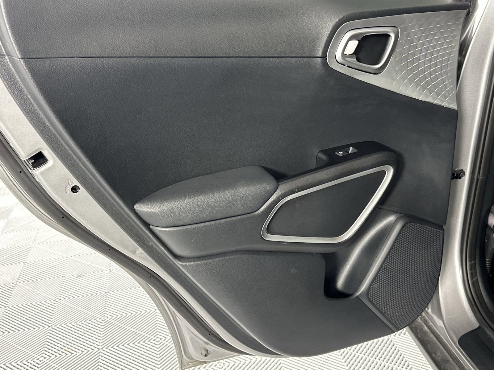 Used 2025 Kia Soul LX w/ LX Technology Package FWD image 30