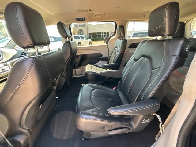 Used 2023 Chrysler Pacifica Touring-L FWD image 13