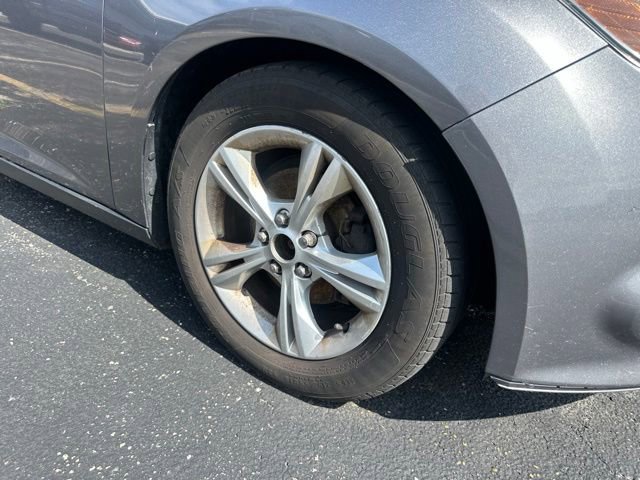 Used 2014 Ford Focus SE w/ SE Winter Package FWD image 3