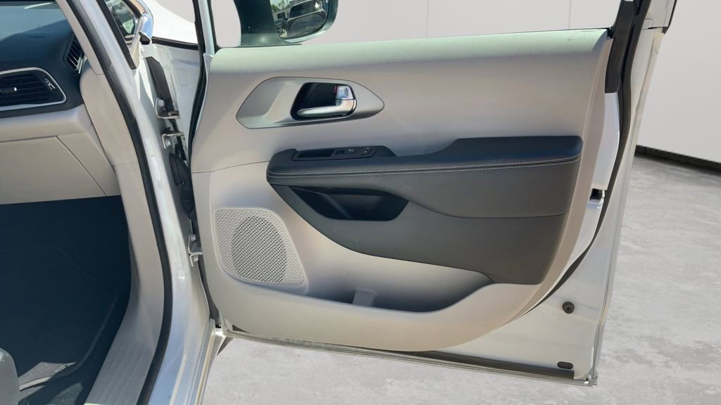 Used 2023 Chrysler Pacifica Touring-L FWD image 57