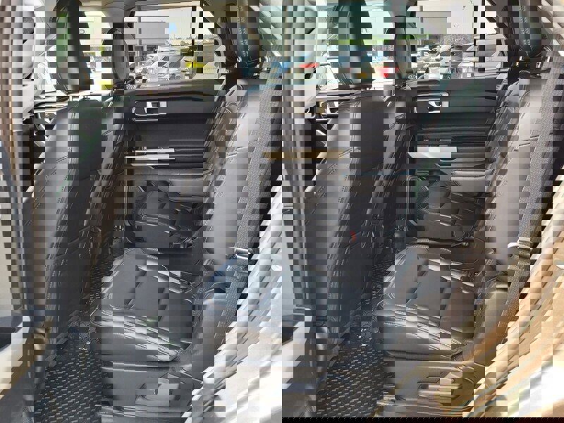 Used 2021 Ford Explorer XLT w/ Equipment Group 202A image 6