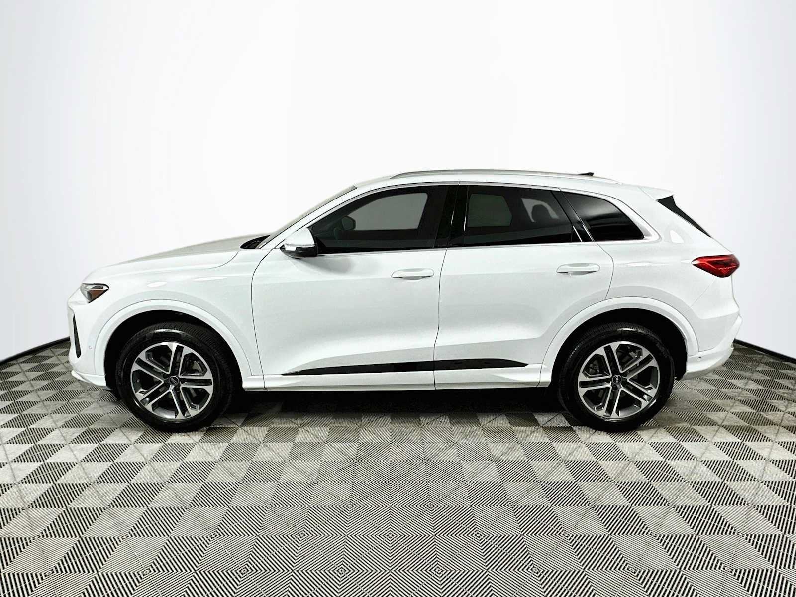Certified 2025 Audi Q5 Premium w/ Convenience Package AWD/4WD image 4