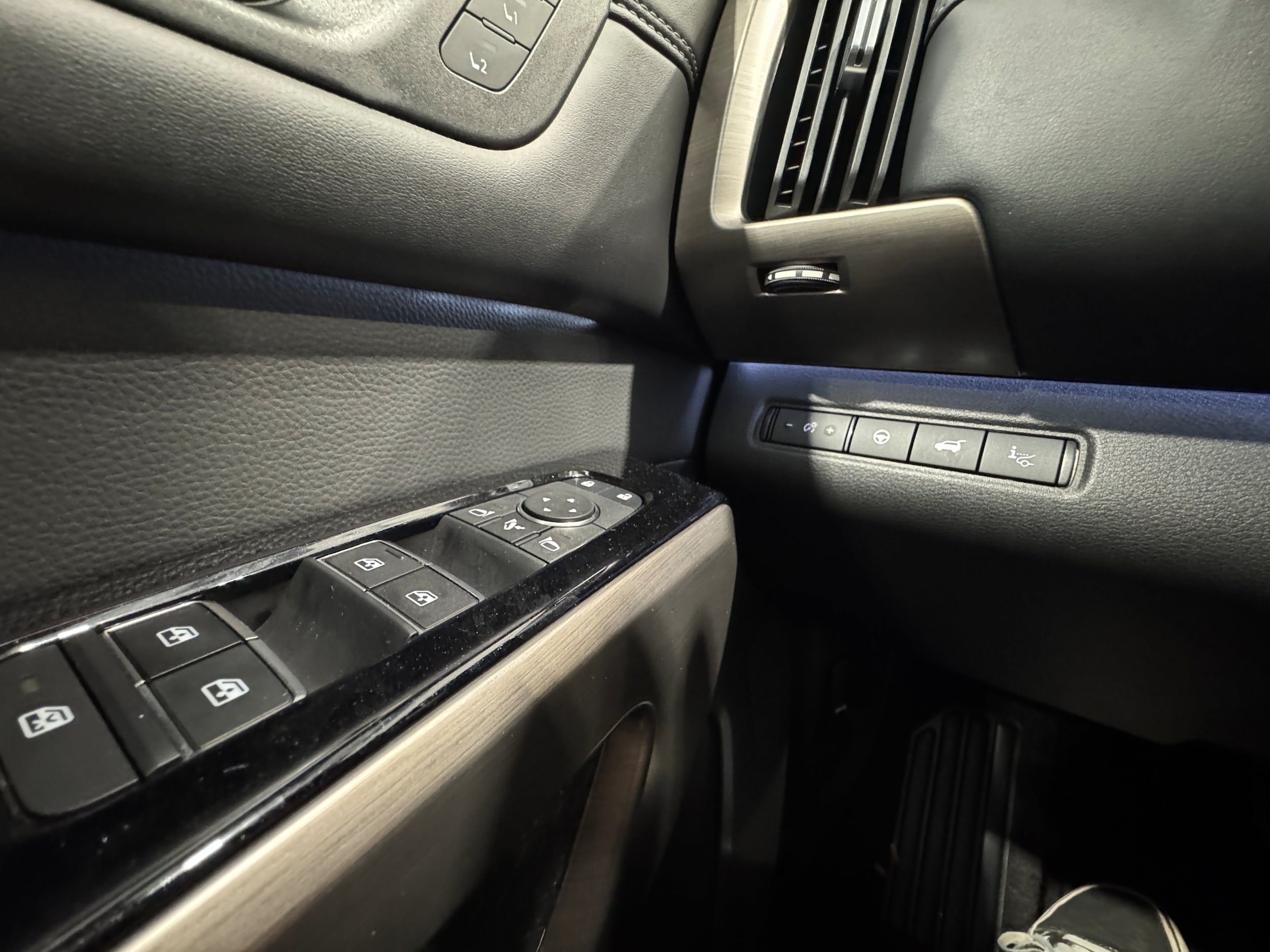 Used 2025 Nissan Pathfinder Platinum AWD/4WD image 15