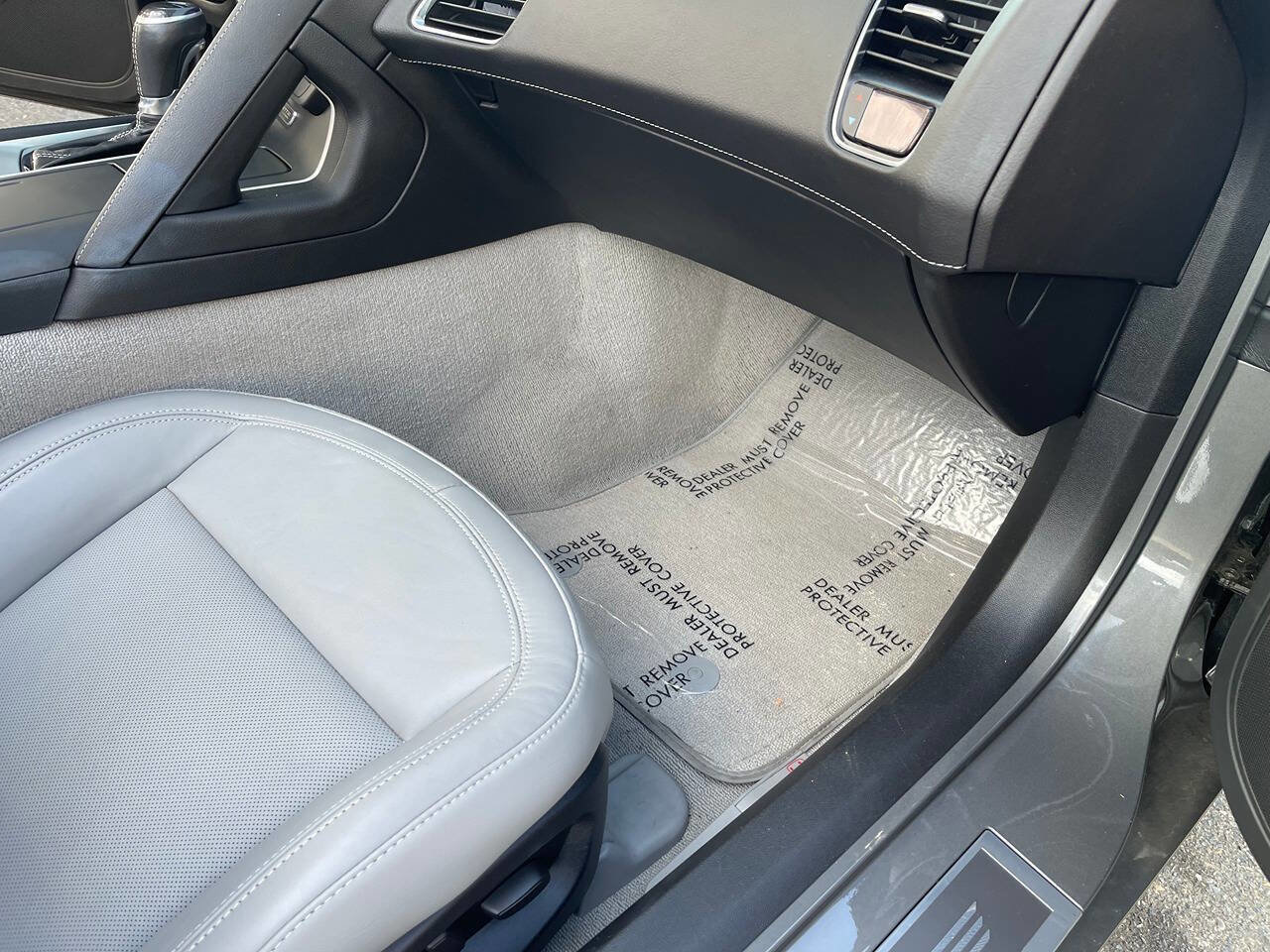 Used 2015 Chevrolet Corvette Stingray 2dr Convertible w/1LT image 38