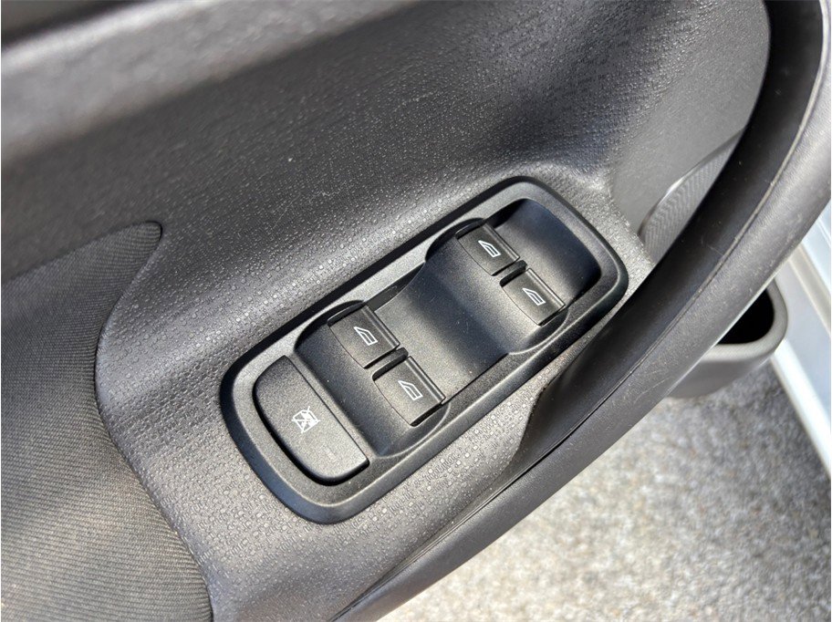 Used 2015 Ford Fiesta SE w/ Equipment Group 201A FWD image 17