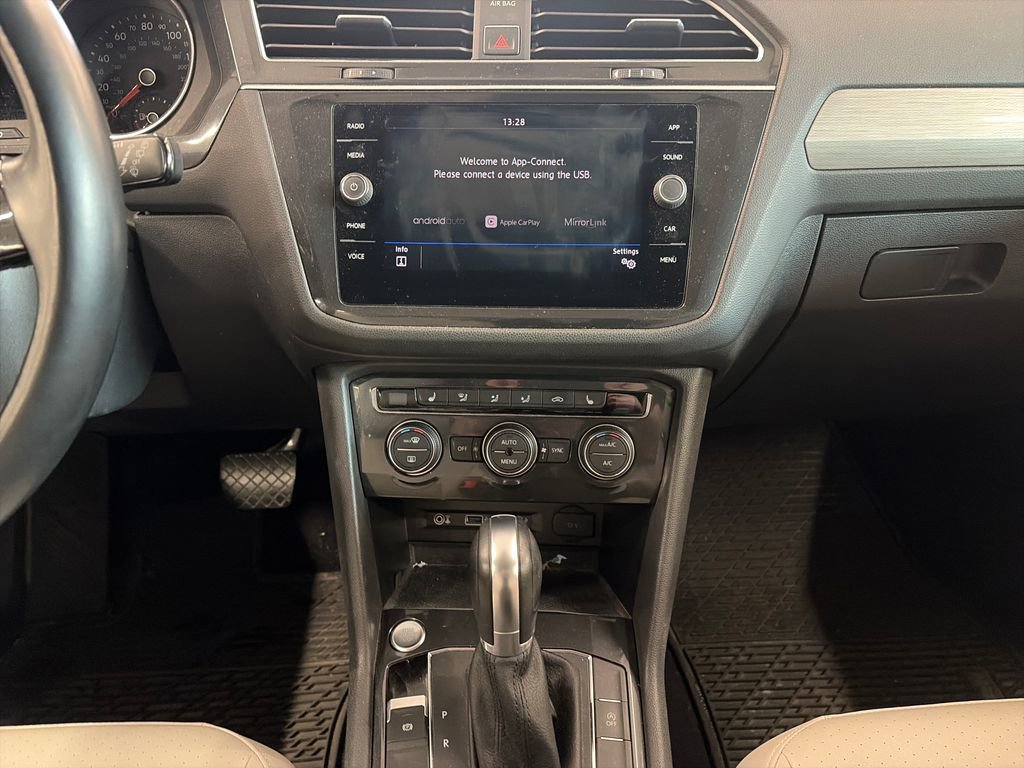 Used 2018 Volkswagen Tiguan SE AWD/4WD image 14
