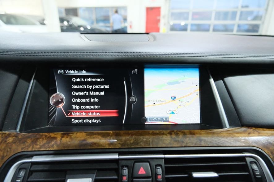 Used 2015 BMW 750Li xDrive AWD/4WD image 31