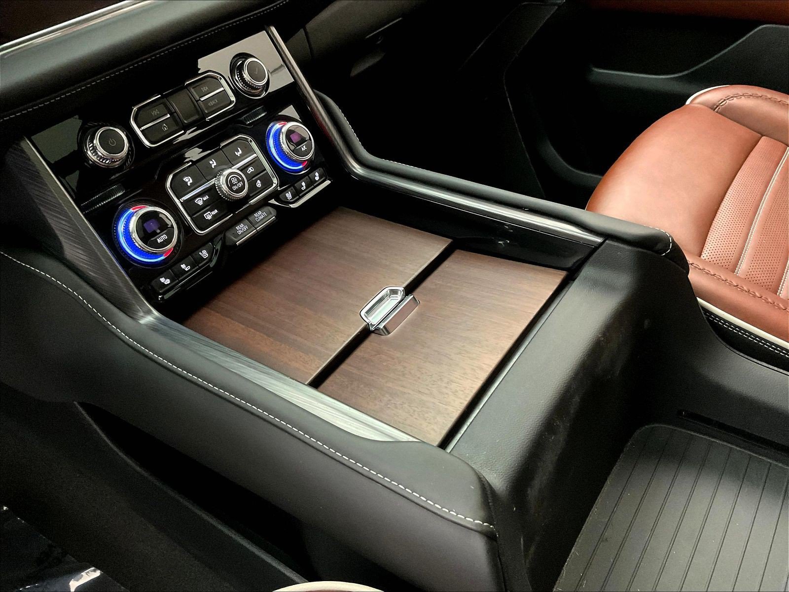 Used 2024 GMC Yukon Denali Ultimate AWD/4WD image 18