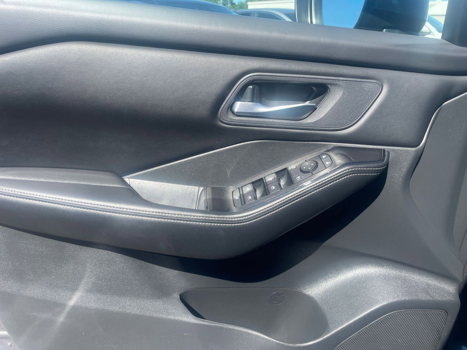 Used 2025 Nissan Rogue SV image 18