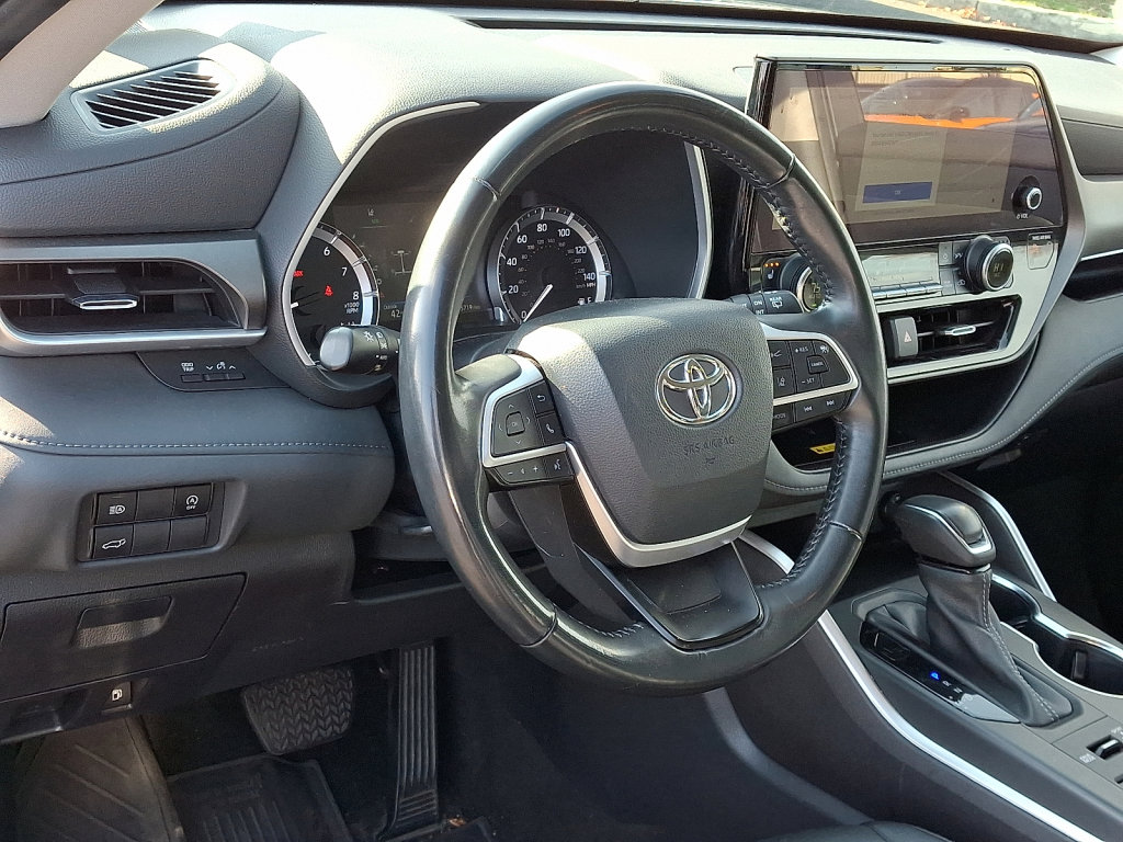 Used 2023 Toyota Highlander XLE image 25