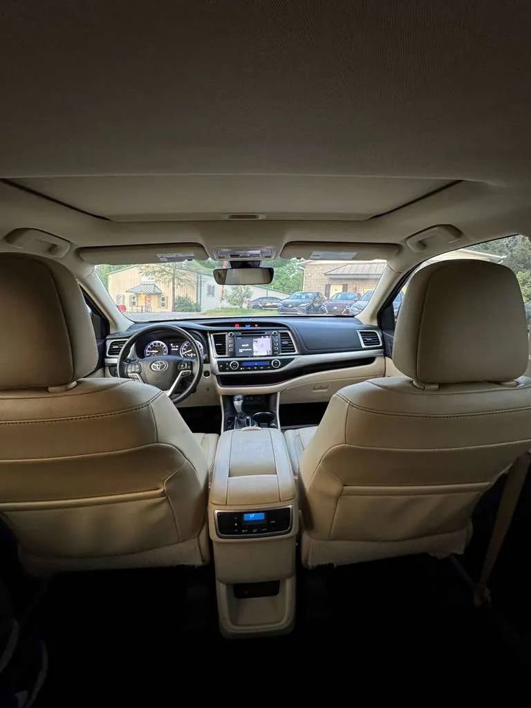 Used 2017 Toyota Highlander XLE FWD image 19