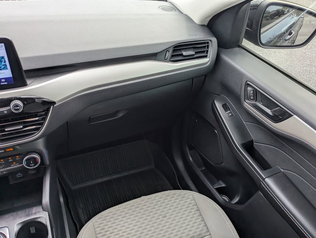 Used 2022 Ford Escape SE w/ SE Sport Appearance Package image 17