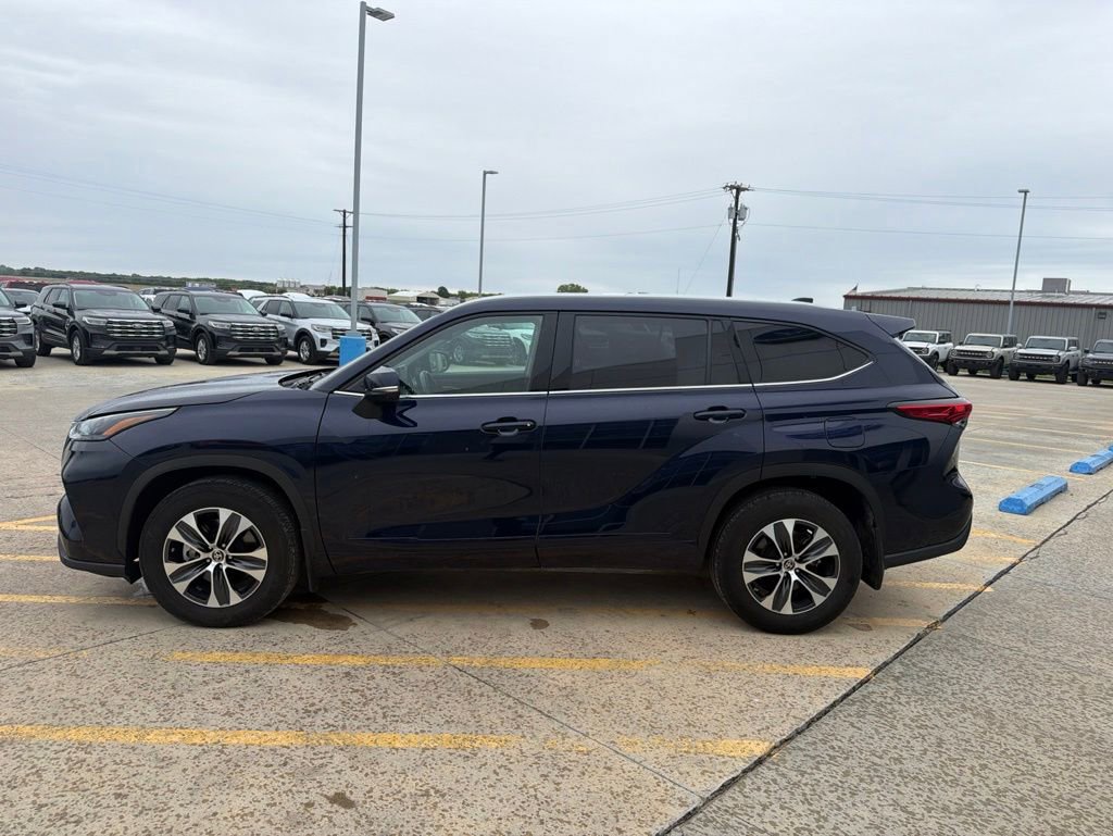 Used 2022 Toyota Highlander XLE AWD/4WD image 4
