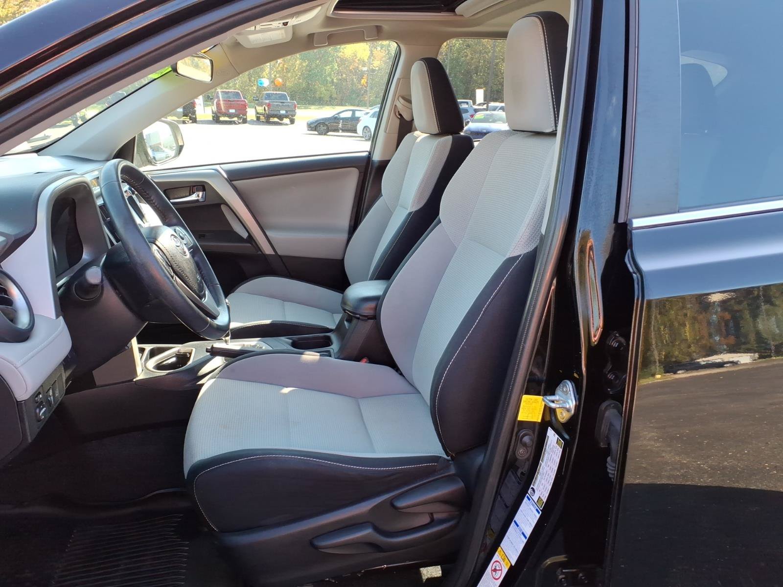 Used 2018 Toyota RAV4 XLE AWD/4WD image 12