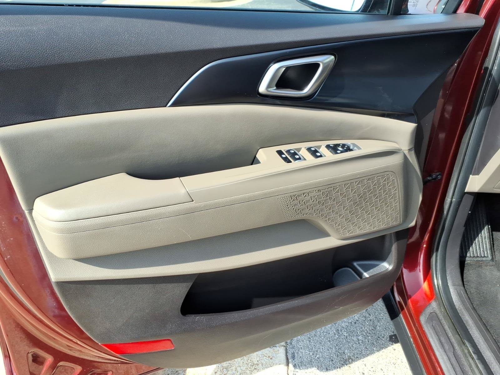 Used 2025 Kia Carnival LXS FWD image 9