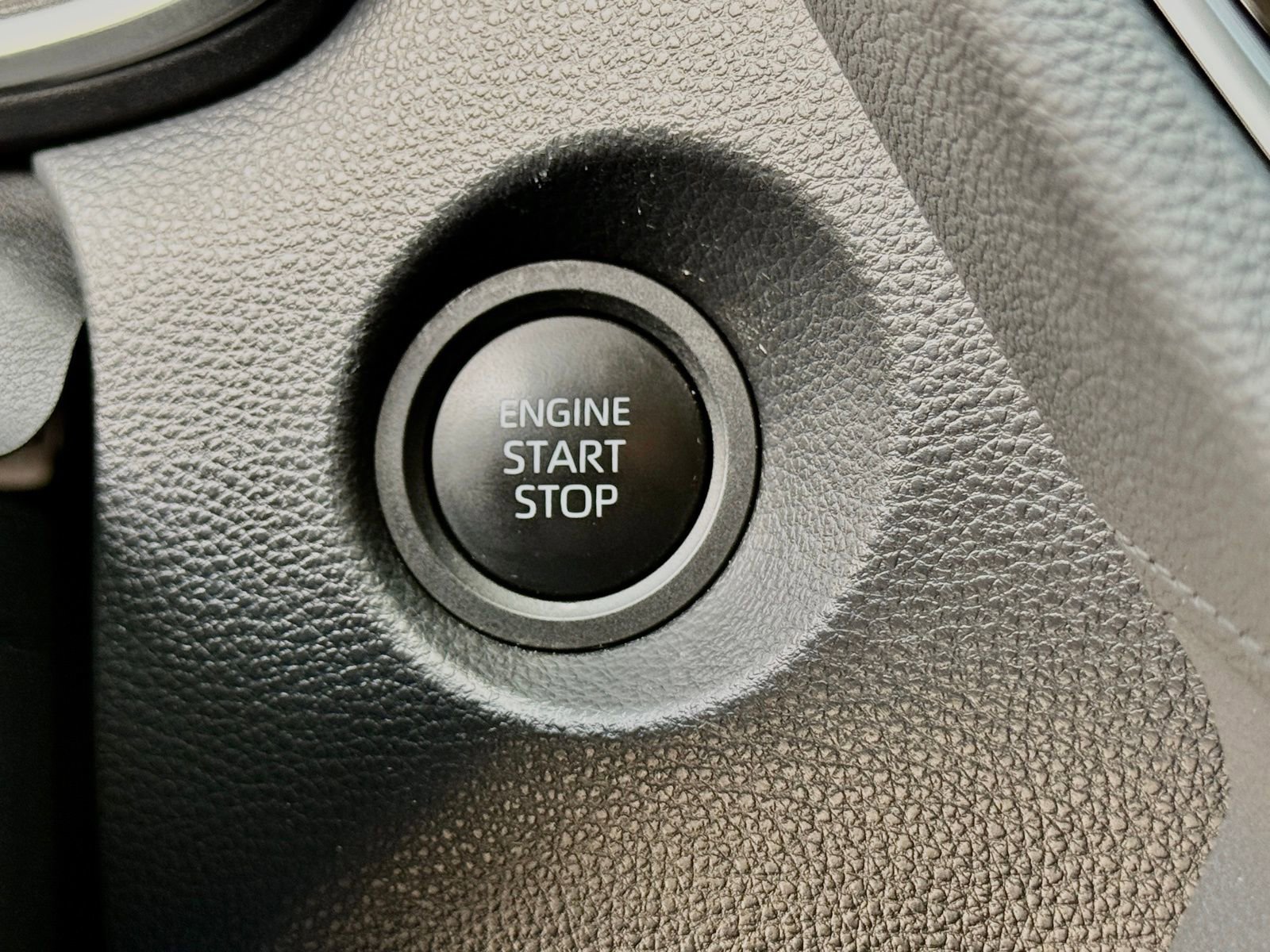 Used 2025 Toyota Corolla Cross XLE w/ Convenience Package FWD image 38