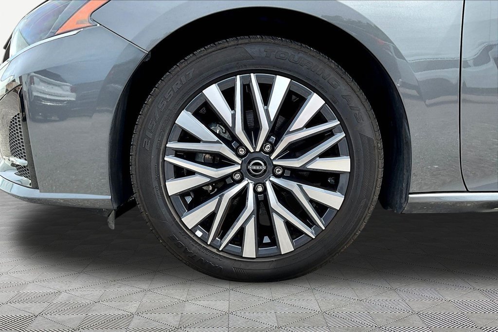 Used 2025 Nissan Altima 2.5 SV FWD image 33
