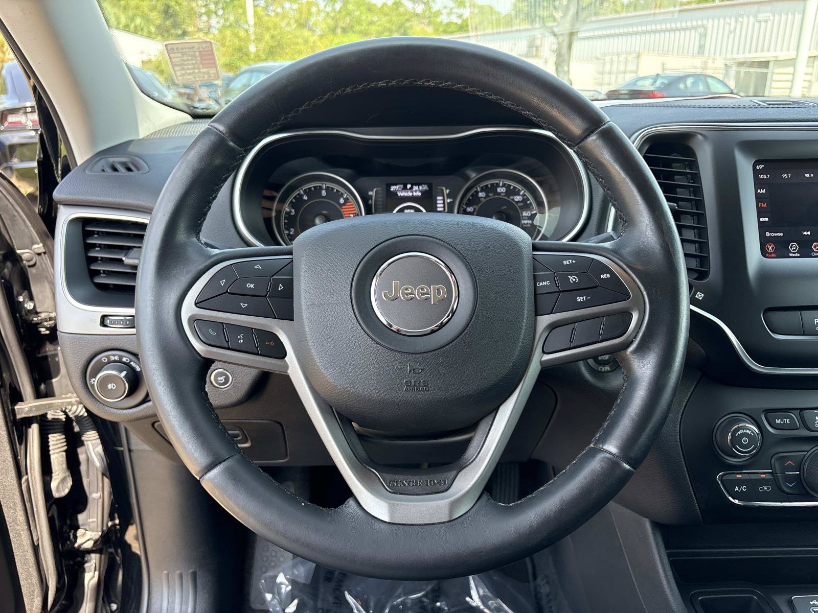 Used 2019 Jeep Cherokee Latitude Plus w/ Comfort/Convenience Group FWD image 27